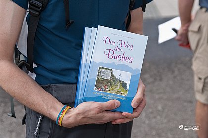 Mann hält Buch über die Bibelwanderung