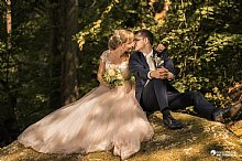 Helena und Daniel in Hochzeitskleidung